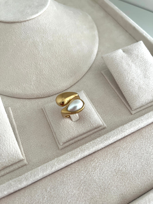 Midnight Shine Gold Ring